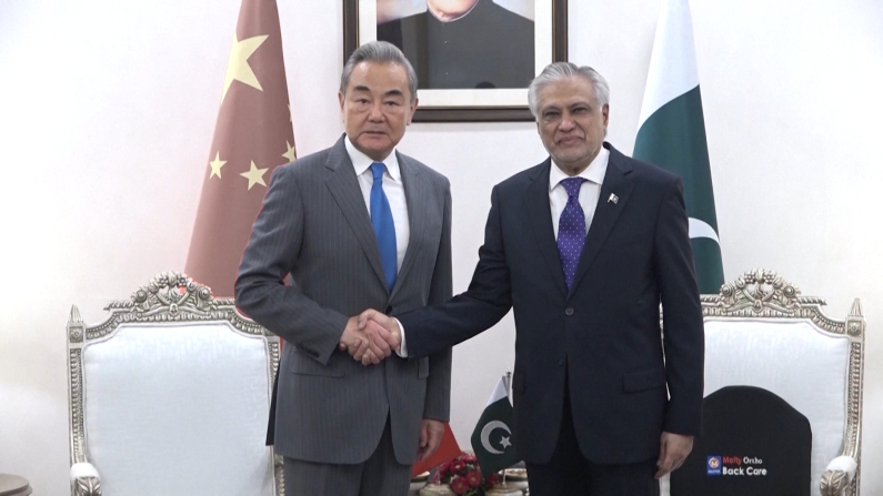Il ministro degli Esteri cinese Wang Yi e il ministro degli Esteri e vice primo ministro pakistano Ishaq Dar si stringono la mano (Foto: screenshot da video)