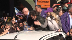 Lanci di pietre contro Milei durante un comizio