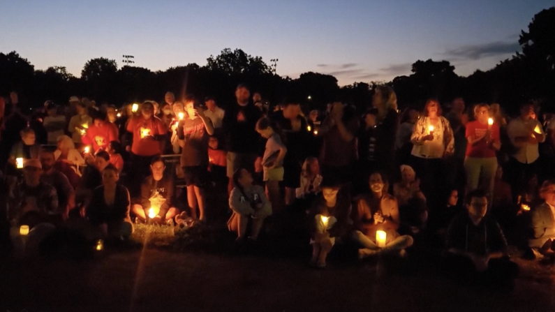 Veglia a lume di candela per le vittime di Minneapolis (Foto: screenshot da video)