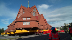 La storica chiesa di Kiruna in viaggio verso la nuova sede nell’Artico svedese