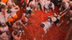 Migliaia di persone si lanciano pomodori a Buño in Spagna per la tradizionale Tomatina