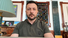 Zelensky elogia i soccorritori dopo gli attacchi russi su Kiev