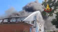 Cinque squadre dei Vigili del Fuoco combattono un vasto incendio in un capannone a Fano