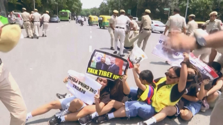 Protesta “Free Tibet” durante la visita in India del ministro cinese Wang Yi