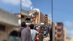 Il momento in cui due missili colpiscono l’ospedale Nasser a Gaza