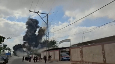 Civili fuggono dopo il raid aereo israeliano a Gaza