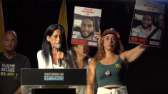 La madre di un ostaggio israeliano si rivolge alla folla di Tel Aviv