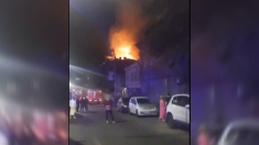 Fiamme sul tetto di un palazzo a Rostov dopo un attacco di droni ucraini