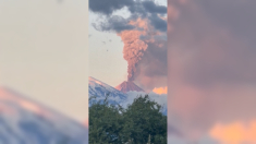 Nube rosa si alza dall’eruzione del vulcano Klyuchevskoy in Kamchatka