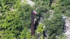 Bandiere russe sventolano in villaggio ucraino rivendicato da Mosca