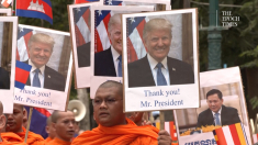 «Grazie Trump»: oltre 2.500 monaci cambogiani marciano per la pace con la Thailandia