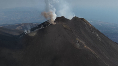 La colata lavica a 3.000 metri sull’Etna procede verso Sud, resta ad alte quote