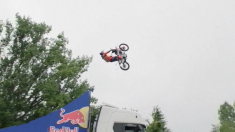 Motocross-follia, salto con capriola all’indietro tra due camion in movimento