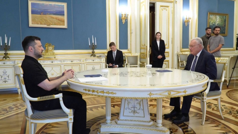 Zelensky e Kellogg.