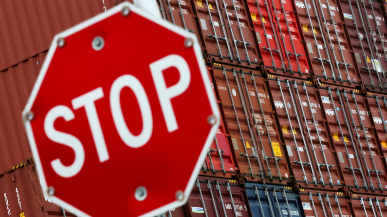 Container al Porto di Long Beach in Long Beach (foto REUTERS/Daniel Cole).