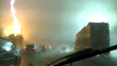 Il fulmine colpisce l’autostrada in South Carolina, il momento dell’impatto