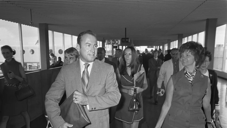L'astronauta James Lovell, la moglie Marilyn e due dei loro figli ad Amsterdam nel 1969. Pubblico dominio