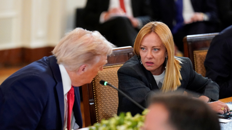 Donald Trump parla con Giorgia Meloni durante l'incontro alla Casa Bianca per porre fine alla guerra in Ucraina, 18 agosto 2025 (foto: REUTERS/Alexander Drago).
