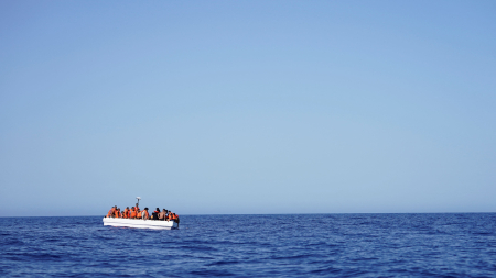 Nave Ong con 41 persone sbarca a Lampedusa con possibili dispersi