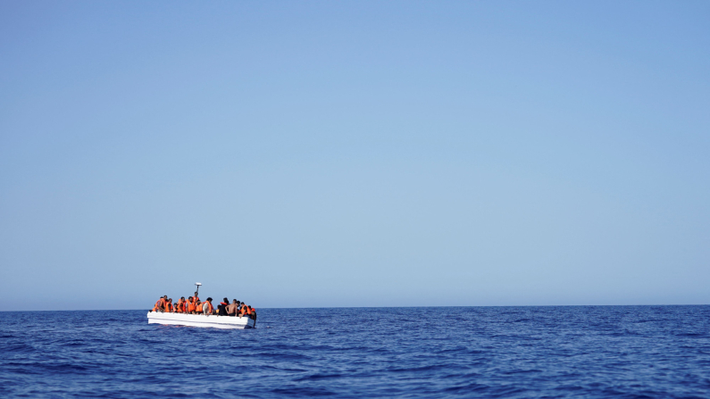Migranti aspettano di essere assistiti dalla nave di salvataggio "Astral" della ONG Open Arms in acque internazionali a sud di Lampedusa, nel Mar Mediterraneo, 24 luglio 2025. Foto: REUTERS/Ana Beltran/Foto d'archivio