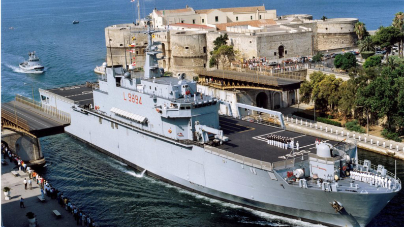 La nave anfibia San Giusto della marina militare attraccata a Brindisi (foto d'archivio, ANSA/RENATO INGENITO).