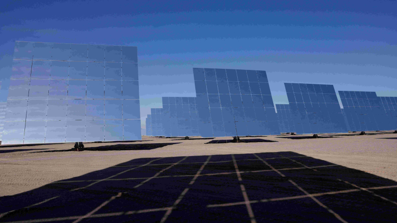 FOTO D'ARCHIVIO: Vista degli specchi eliostatici nel sito del progetto di generazione di energia solare termica a torre Dunhuang Shouhang da 100 MW, nel parco industriale fotovoltaico di Dunhuang, nella provincia di Gansu, Cina, il 16 ottobre 2024. REUTERS/Tingshu Wang/Foto d'archivio