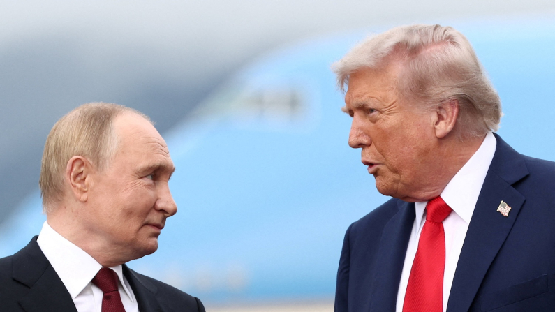 Donald Trump riceve Vladimir Putin alla base Elmendorf-Richardson di Anchorage, Alaska, il  15 agosto 2025 (foto REUTERS/Kevin Lamarque).