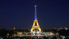 La Torre Eiffel si illumina di blu e giallo per celebrare la Festa dell’Indipendenza dell’Ucraina