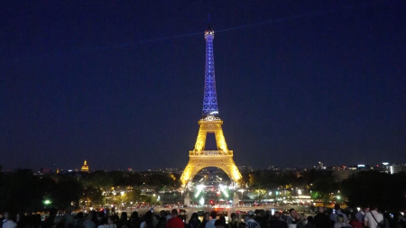 La Torre Eiffel si illumina di blu e giallo per celebrare la Festa dell’Indipendenza dell’Ucraina