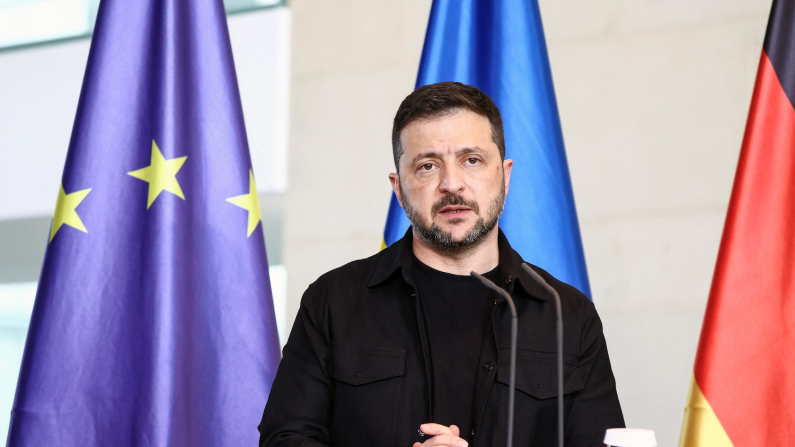 Volodymyr Zelensky in conferenza stampa con il cancelliere tedesco Friedrich Merz (non in foto), nel giorno in cui prendono parte a un incontro virtuale con il presidente degli Stati Uniti Donald Trump e i leader europei sull'imminente vertice Trump-Putin sull'Ucraina, a Berlino il 13 agosto 2025 (foto: REUTERS/Liesa Johannssen).