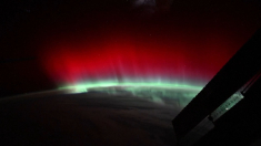 Dalla Stazione Spaziale Internazionale individuata aurora rossa avvolgere la Terra