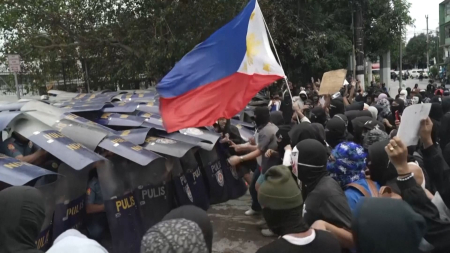 Proteste contro la corruzione sfociano in scontri con la polizia nelle Filippine