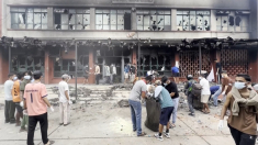 Nepalesi ripuliscono le strade di Kathmandu dopo le violente proteste