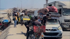 Gli abitanti di Gaza fuggono dai bombardamenti israeliani e si spostano verso sud