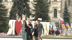 I residenti di Kiev allarmati dall’attacco russo al quartiere governativo