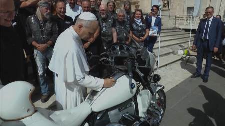 Papa Leone firma una moto BMW destinata all’asta per beneficenza