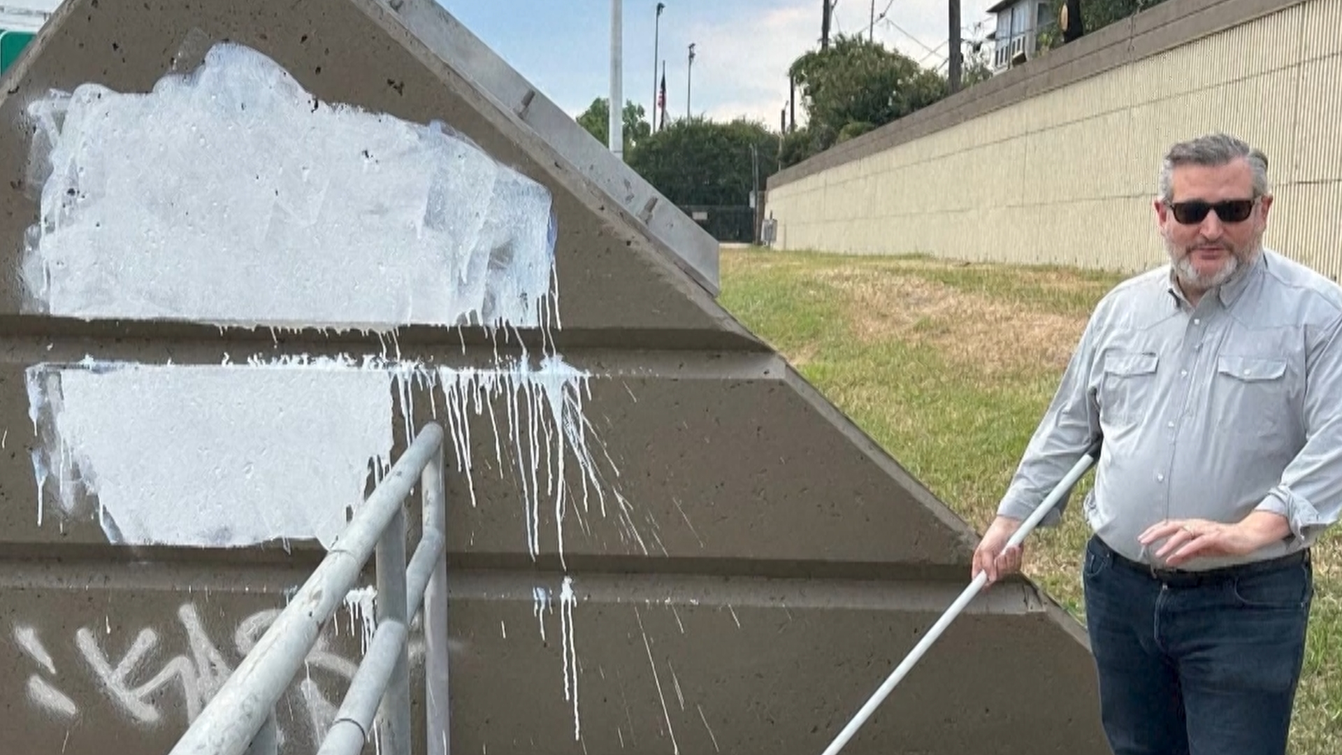 Il senatore statunitense Cruz ricopre i graffiti contro Kirk in Texas
