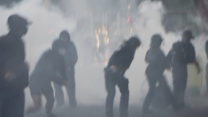Polizia spara gas lacrimogeni contro i manifestanti “Block Everything” in un liceo di Parigi