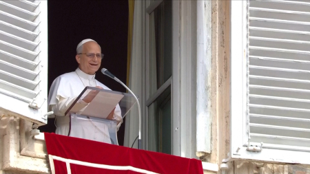 Papa Leone guida l’Angelus durante il suo 70° compleanno