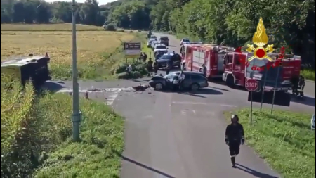 Buja (Udine), scuolabus si ribalta dopo scontro con auto: 2 bambini e 3 adulti feriti