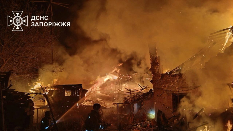 Vigili del fuoco lavorano sul luogo degli edifici colpiti durante l'attacco missilistico russo a Zaporizhzhia, Ucraina, 16 settembre 2025 (foto: Press service of the State Emergency Service of Ukraine in Zaporizhzhia region/Handout via REUTERS).