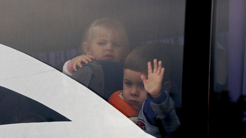 Bambini ucraini ospiti a Brescia rientrano  in patria, 3 maggio 2022 (foto di archivio, Ansa Filippo Venezia).