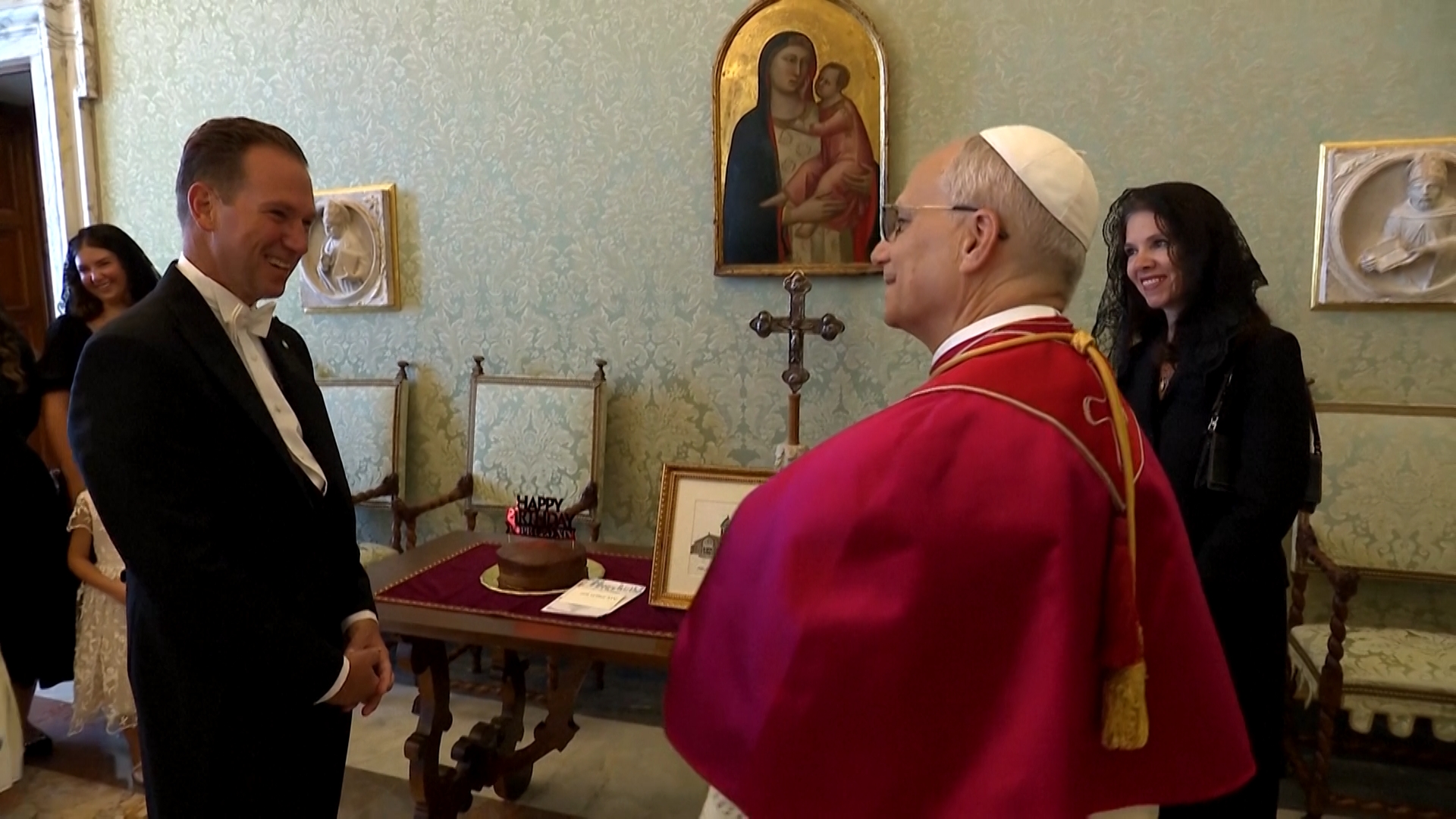 Nuovo ambasciatore Usa presenta credenziali e torta a Papa Leone