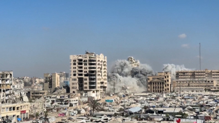 Crolla edificio a Gaza City dopo raid israeliani