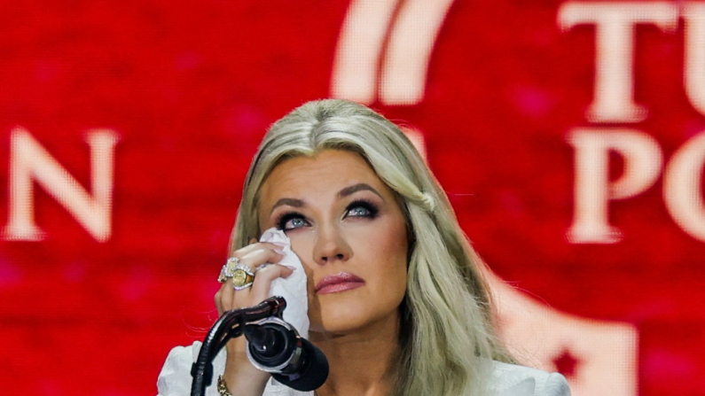 Erika Kirk, la vedova Charlie Kirk alla cerimonia di commemorazione tenuta allo State Farm Stadium di Glendale, Arizona, 21  Settembre 2025 (foto  REUTERS/Daniel Cole).