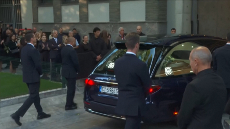 Folla all’Armani Teatro per l’ultimo saluto Presenti Elkann e Sala