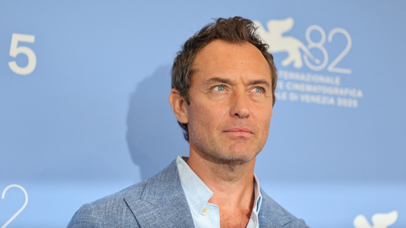 Jude Law all'82esimo Festival del Cinema di Venezia (foto REUTERS/Yara Nardi).