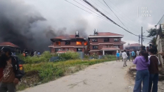 Incendi agli alloggi dei ministri durante le proteste anti-corruzione in Nepal
