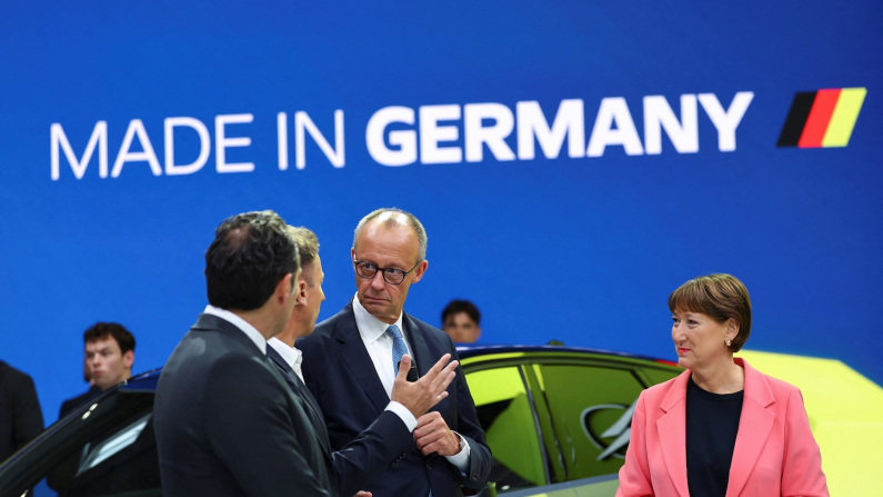Friedrich Merz e la Presidente dell'Associazione tedesca dell'industria automobilistica (VDA) Hildegard Mueller visitano lo stand Opel alla fiera dell'auto IAA Mobility 2025 a Monaco di Baviera, il 9 settembre 2025 (foto REUTERS/Kai Pfaffenbach).