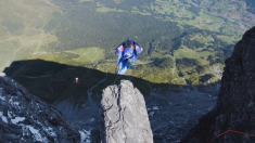 Salzmann vola a 347 km/h in tuta alare seguito da un drone